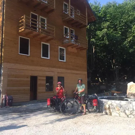 Adenisi Casa de hóspedes Tropoje